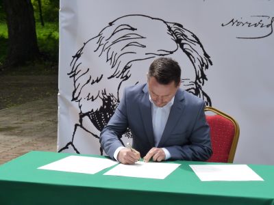 Podpisanie Deklaracji poparcia inicjatywy utworzenia w Pałacu w Dębinkach Muzeum Cypriana Norwida., foto nr 6, 