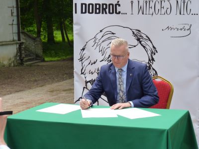 Podpisanie Deklaracji poparcia inicjatywy utworzenia w Pałacu w Dębinkach Muzeum Cypriana Norwida., foto nr 7, 